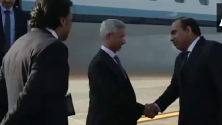 EAM Jaishankar Lands In Islamabad For SCO 23rd Meeting at pakistan பாகிஸ்தானில் இந்திய வெளியுறவுத்துறை அமைச்சர்: பிரதமர் மோடி செல்லாதது ஏன்...உறுதியாக இருக்கும் இந்தியா