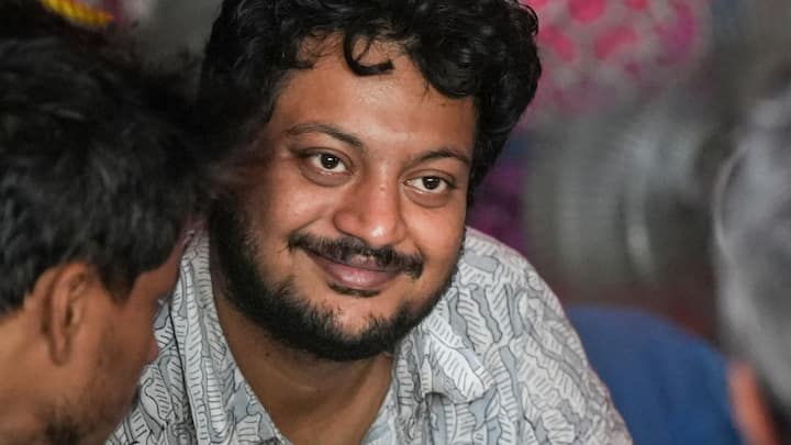 দ্রোহের উৎসবে বেজে ওঠে অজস্র শঙ্খধ্বনি, উলুধ্বনি, হাজারো ঢাকের বাদ্য়ি। প্ল্য়াকার্ড-ফেস্টুনে জোড়াল হয় বিচারের দাবি। উড়িয়ে দেওয়া হয় কালো বেলুন। 