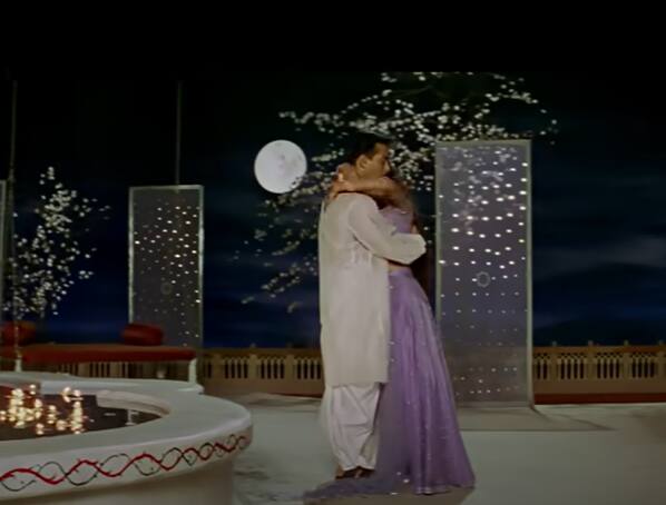 हम दिल दे चुके सनम: फिल्म में ऐश्वर्या ने बिना शादी किए सलमान के लिए व्रत रखा था. फिल्म में पूरा एक गाना करवा चौथ के लिए डेडिकेटेड है.