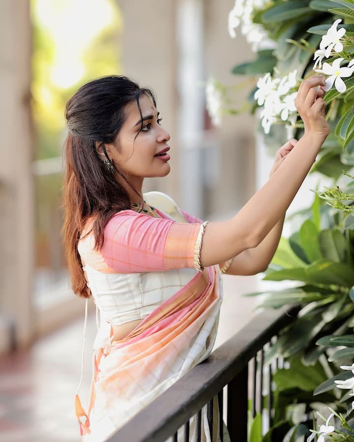 என்னதான் தொலைக்காட்சியில் பிஸியாக இருந்தாலும் இன்டாகிராமில் போட்டோஸ் போடுவதை நிருத்துவது இல்லை தர்ஷா குப்தா