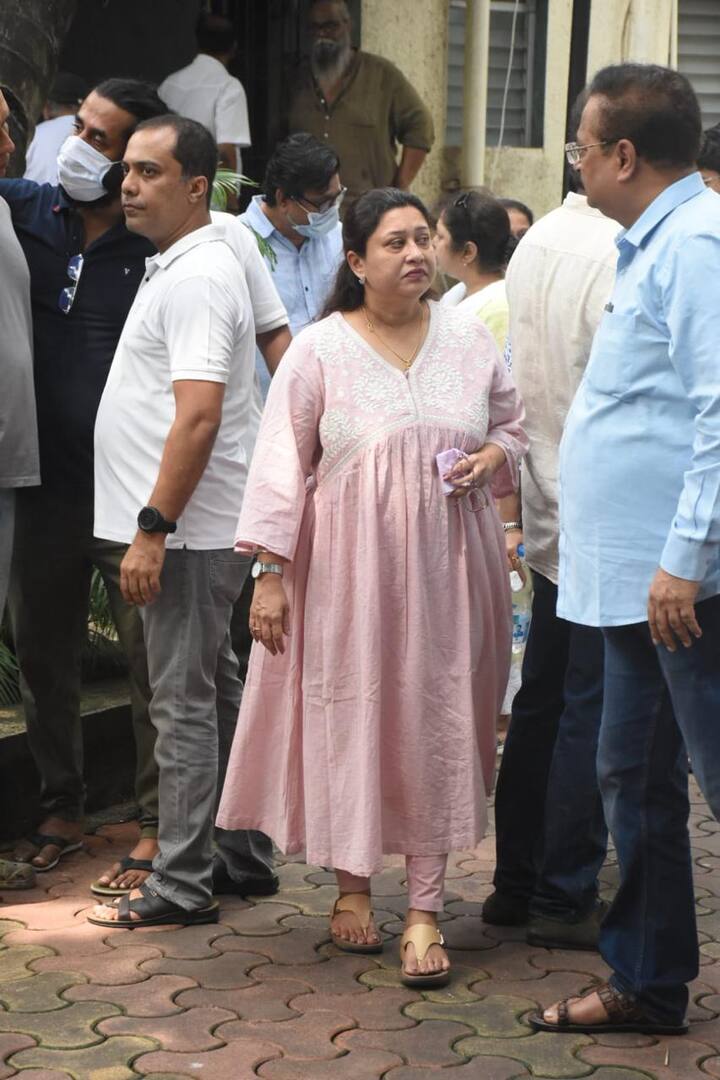 सुचित्रा बांदेकर आणि आदेश बांदेकर यांना अतुल परचुरेंच्या जाण्यानं मोठं दु:ख झालं आहे. अतुल परचुरे यांचं पार्थिव येताच सुमित्रांना अश्रू अनावर झाले होते.