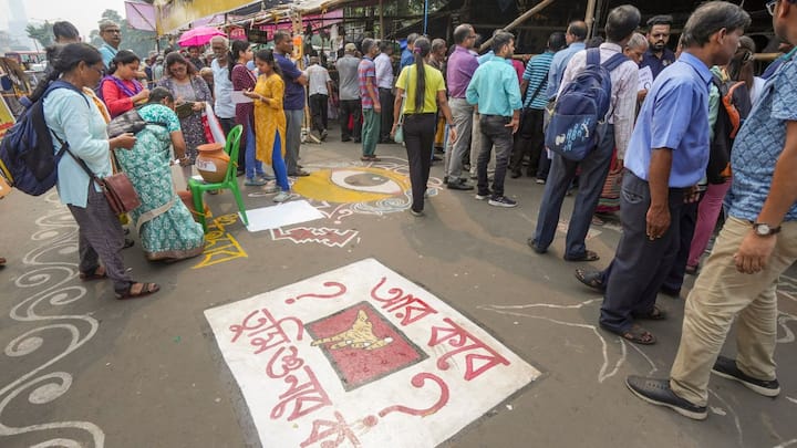 রেড রোডের অদূরে, রানি রাসমণি অ্য়াভিনিউতে পালিত হল চিকিৎসকদের সংগঠন জয়েন্ট প্ল্যাটফর্ম অফ ডক্টর্সের ডাকা দ্রোহের কার্নিভাল।