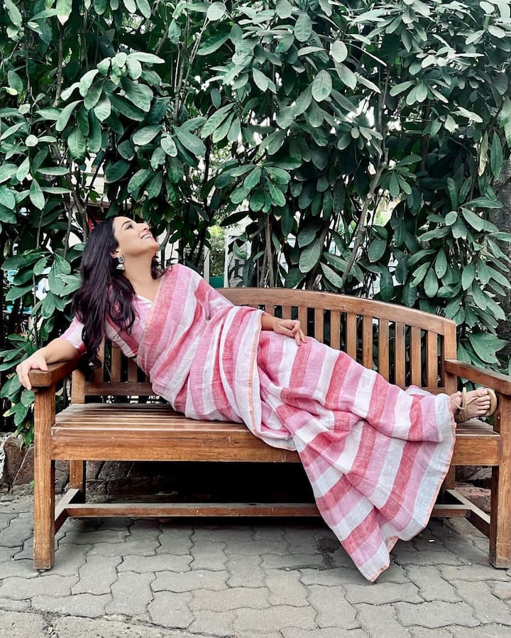 Vidya Balan looked glamorous in white and pink striped kasavu saree. She paired it with a matching blouse.