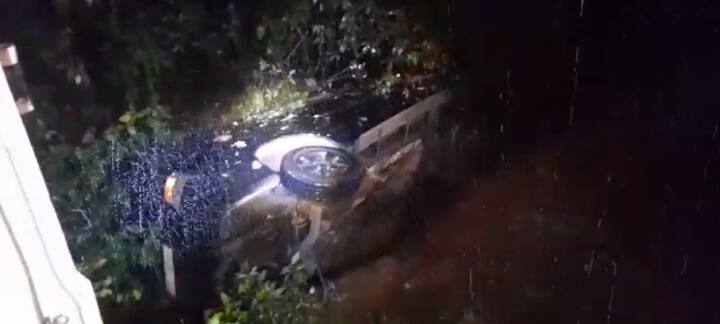 दरीमध्ये असलेल्या दाट झाडाझु़पांमुळे कार झाडामध्ये अडकली आणि मोठी दुर्घटना टळली.