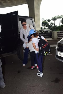 वेडिंग एनिवर्सरी सेलिब्रेट करने कहीं बाहर रवाना हुए सैफ-करीना, दोनों बेटों संग स्टाइलिश अंदाज में एयरपोर्ट पर हुए स्पॉट