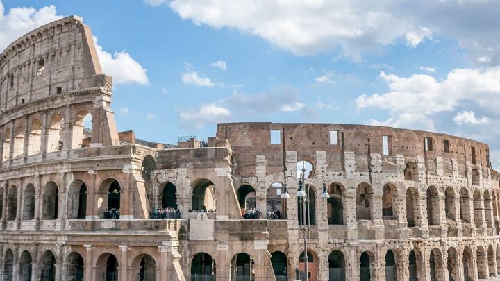 ড্রেক জানিয়েছেন, আসলে সঙ্গীতের অনুরাগী ছিলেন নিরো। সুখ-দুঃখ, সবেতেই সঙ্গীতের মধ্যে আশ্রয় খুঁজতেন। হাজার চেষ্টা করেও যখন আগুন নেভানো সম্ভব হয়নি, একেবারে ভেঙে পড়েন নিরো। গ্রিসের ট্রয়ের সঙ্গে রোমের দুর্দশার তুলনা করেন তিনি। নতুন করে রোমকে গড়ে তুলবেন কী করে, সেই চিন্তায় বিহ্বল হয়ে পড়েন। সেই সময় সঙ্গীতের মধ্যেই সান্ত্বনা খুঁজেছিলেন, যা পরবর্তীতে তাঁকে খাটো করার অস্ত্র হয়ে দাঁড়ায়।