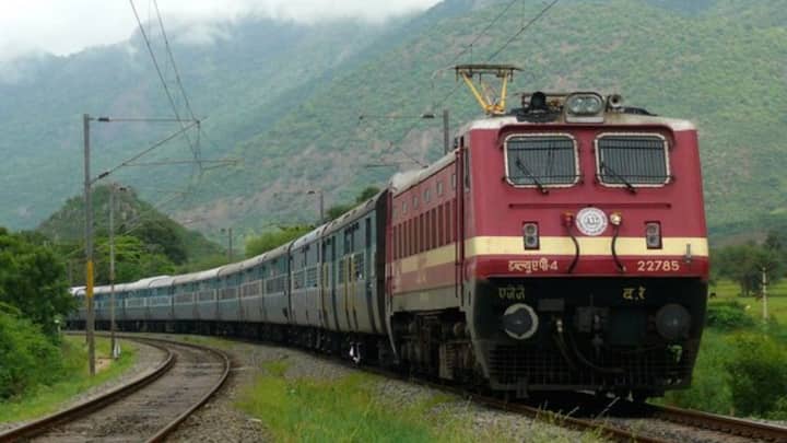 ट्रेन में सफर करने के लिए लोग जिस स्टेशन से अपना सफर शुरू करते हैं और जिस स्टेशन तक के लिए सफर करते हैं. वहां तक के लिए टिकट लेते हैं. रेलवे के नियमों के मुताबिक यात्री इन्हीं स्टेशनों के बीच तक सफर कर सकते हैं.