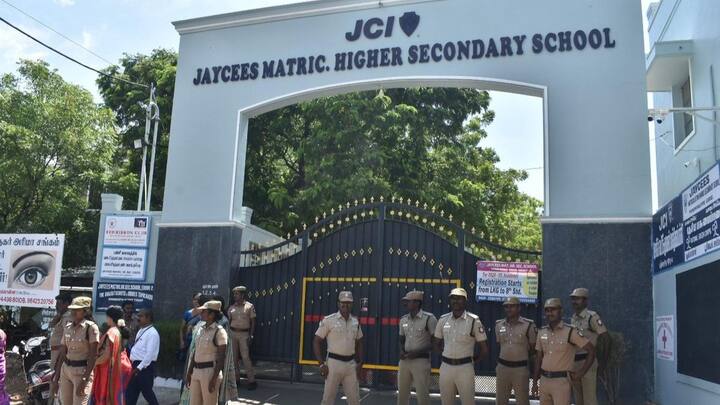 धमकी अगर स्कूल को दी गई या फिर एयरपोर्ट को ऐसे में इन जगहों को खाली करवाया जाता है. पूरी जांच होने के बाद ही यहां लोगों को वापस आने की इजाजत दी जाती है. वहीं विमान में बम की धमकी मिलने पर विमान की इमरजेंसी लैंडिंग करवानी पड़ती है.