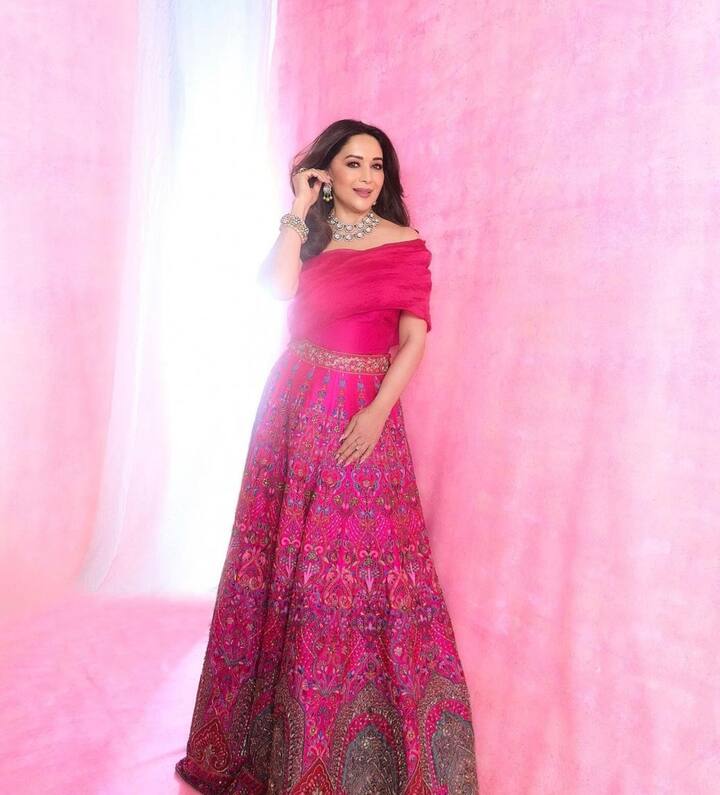 माधुरी दीक्षित की तरह इंडो वेस्टर्न लुक भी ट्राई कर सकती हैं.  यह आपको ट्रेडिशनल लुक तो देगा ही साथ ही मॉडर्न टच के साथ ग्लैमरस लुक भी मिलेगा.