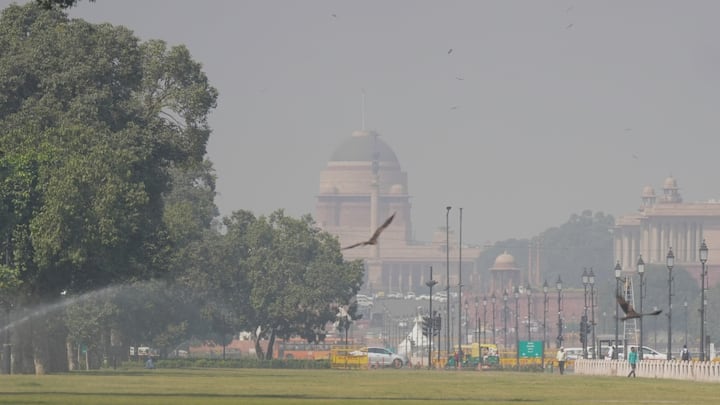 Delhi Weather Update Today: आईएमडी ने आज बुधवार को आंशिक रूप से बादल छाए रहने और अधिकतम और न्यूनतम तापमान 35 डिग्री सेल्सियस और 17 डिग्री सेल्सियस के आसपास रहने का अनुमान जताया है.