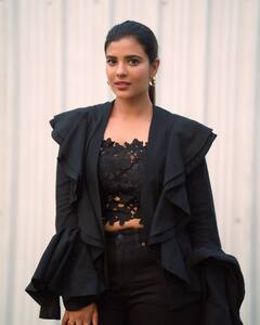 Aishwarya Rajesh :கிளாமர் லுக்கில் ஐஸ்வர்யா ராஜேஷ் ரசிகர்களை கவரும்  லேட்டஸ்ட் கிளிக்ஸ்