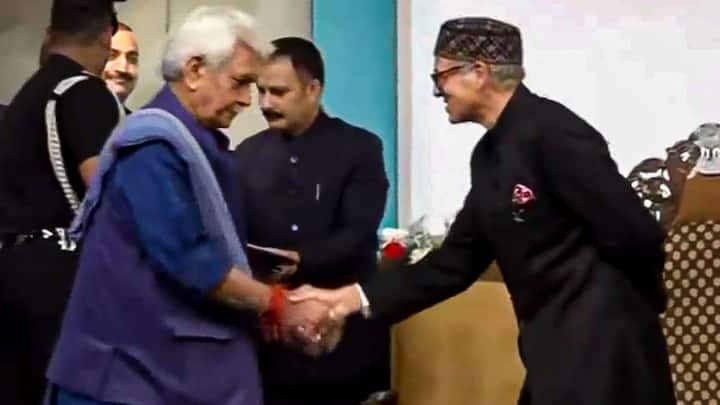 J&K Lieutenant Governor Manoj Sinha administered the oath of office to Omar Abdullah. The government is returning to Jammu and Kashmir for first time after the abrogation of Article 370. Image: PTI