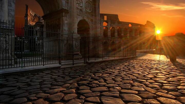 নিরোর মা আগ্রিপিনা এবং নিজের দুই স্ত্রীকে হত্যা করেন, শুধুমাত্র গানবাজনা, শিল্প নিয়ে ব্যস্ত থাকতেন, রাজপাটের দিকে চোখও দিতেন না বলে যা শোনা যায়, তা নিন্দুকদের হাতে রচিত বলে মত ইতিহাসবিদদের একাংশের।  প্রত্নতত্ত্ববিদ ফ্রাঞ্চেসকা বোলোনা এবং ইউনিভার্সিটি অফ ক্যালিফোর্নিয়ার প্রফেসর এমিরেটাস হারল্ড ড্রেকের মতে, গোটা পৃথিবীর সামনে নিরোকে খলনায়ক হিসেবে তুলে ধরেন তাঁর বিরোধীরা।