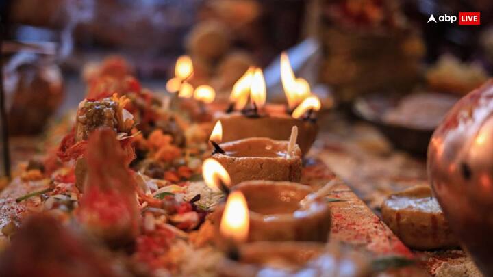 करवा चौथ का व्रत पति की लंबी उम्र के लिए रखा जाता है. ज्योतिष शास्त्र के अनुसार आटे के दीये से पूजा करने की मान्यता है इससे पति की उम्र बढ़ती है. कहते जिसकी लंबी उम्र की कामना से आटे का दीपक जलाते हैं उन्हें यमराज की पीड़ा नहीं सहनी पड़ती.