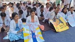 KGMU गेट पर 36 घंटे से भूख हड़ताल पर बैठे डॉक्टर, CPA एक्ट लागू करने की मांग