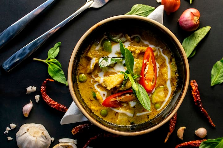 वैज्ञानिकों का मानना है कि इसमें मसालों की खूबियां हैं, लेकिन इसे पत्तेदार सब्जी के तौर पर भी खाने में इस्तेमाल किया जाता है. अपनी इन्हीं दोनों खूबियों के चलते करी पत्ता मसाला और सब्जी दोनों में ही फिट बैठता है.