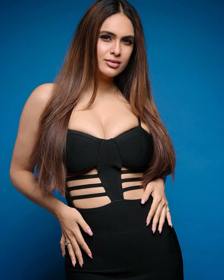 ભોજપુરી એક્ટ્રેસ નેહા મલિકે બ્લેક આઉટફીટ પહેરીને પોતાની બોલ્ડ તસવીરો શેર કરી છે. નેહા મલિકની બોલ્ડ તસવીરો સોશિયલ મીડિયા પર ઝડપથી વાયરલ થઈ રહી છે.