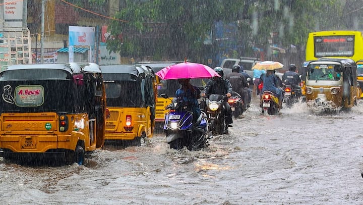 चेन्नई में लगातार हो रही बारिश के कारण यहां बाढ़ की स्थिति बन गई है. लोगों के घरों में बारिश का पानी घुस गया है. ऐसे में मौसम विभाग ने राज्य में 18 अक्टूबर तक भारी बारिश का अलर्ट जारी किया है.