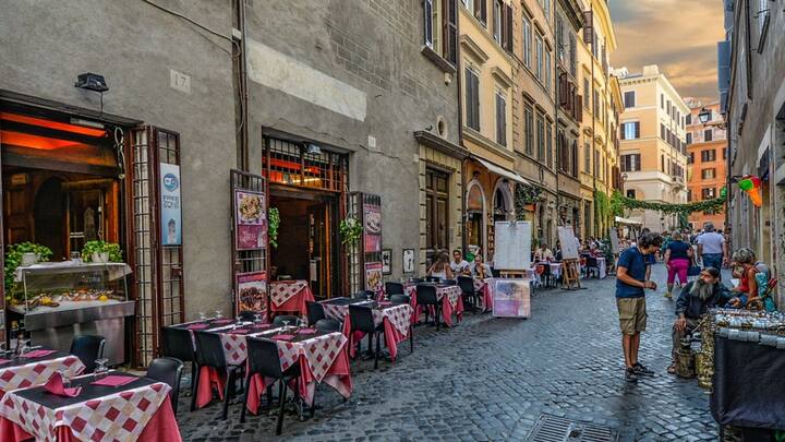 শুধু তাই নয়, ইতিহাসবিদদের মতে, রোম যখন আগুনে পুড়ছিল, সেই সময় বেহালার আবিষ্কারও হয়নি। তারও প্রায় ১০০০ বছর পর বেহালার আবির্ভাব ঘটে। হতে পারে অন্য কোনও গ্রিক বাদ্যযন্ত্র কিথারা বাজিয়ে শোক ভোলার চেষ্টা করছিলন তিনি। দুঃখের সময় সঙ্গীতের মধ্যে আশ্রয় খোঁজার এমন নিদর্শন ইতিহাসে ভূরি ভূরি রয়েছে।