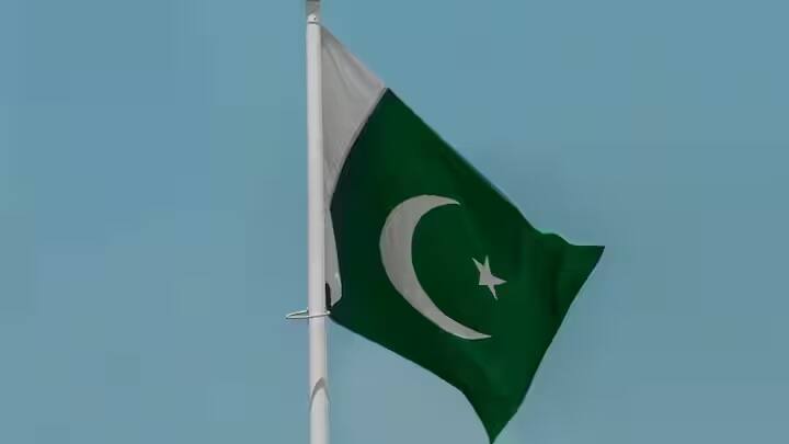 Pakistan: પાકિસ્તાનમાં યુદ્ધના સવાલ પર એક વ્યક્તિએ કહ્યું કે જો આવું થશે તો કોઈ અમારી મદદ કરશે નહીં. અમને અમારી સરકાર પાસેથી પણ કોઈ અપેક્ષા નથી પરંતુ પાકિસ્તાનના લોકો દરેક યુદ્ધનો હિંમતપૂર્વક સામનો કરશે. પાકિસ્તાનીઓએ કહ્યું કે યુદ્ધ દરમિયાન પાકિસ્તાનને કોઈ મદદ કરશે નહીં.