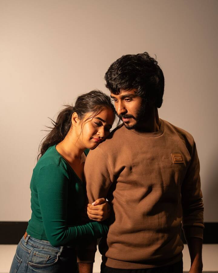 తాజాగా ఆ పాటకు సంబంధించిన ఫోటోలను ఇన్​స్టాలో షేర్ చేసింది దీప్తి. Esha with Bunny( in her imaginary world ❤️‍🩹) అంటూ క్యాప్షన్ ఇచ్చింది.(Image Source : Instagram/Deepthi Sunaina)