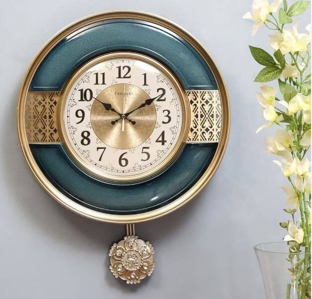 जर तुम्ही पश्चिम दिशेला भिंत घड्याळ लावलं तर, ते आर्थिक समस्यांसह जीवनात अनेक समस्या निर्माण करू शकतं.