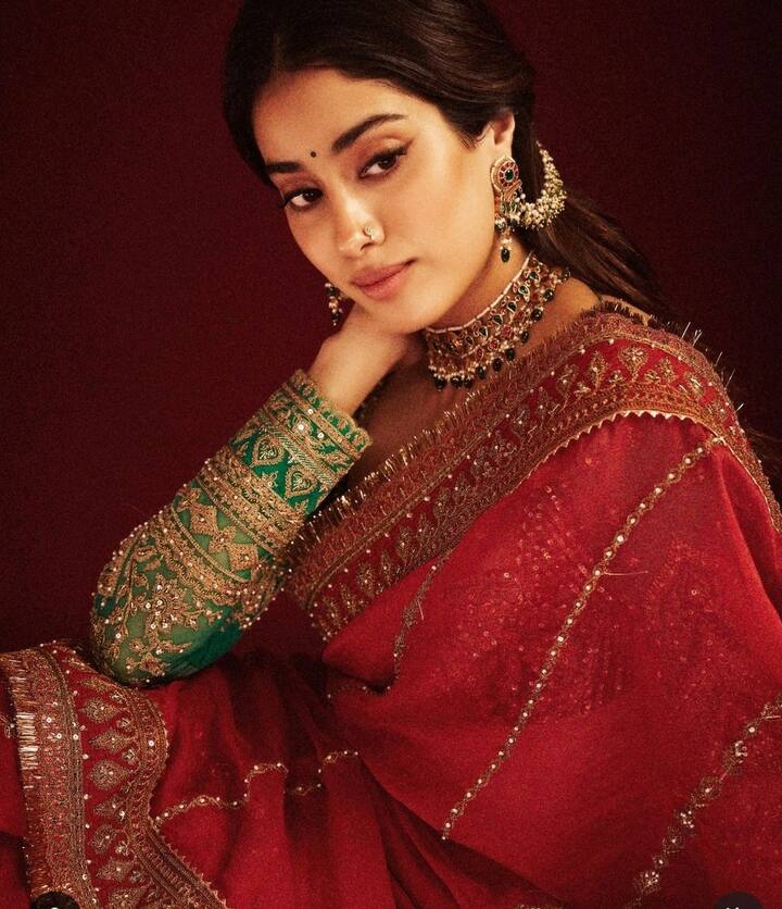 जाह्नवी कपूर का ये लुक आपकी खूबसूरती पर चार चांद लगाने का काम करेगा. करवा चौथ पर ज्यादातर महिलाएं लाल रंग की साड़ी पहनती हैं. ऐसे में अगर आप इसे ग्रीन हेवी एंब्रायडरी ब्लाउज के साथ कैरी करेंगी तो देखने वाले देखते रह जाएंगे.