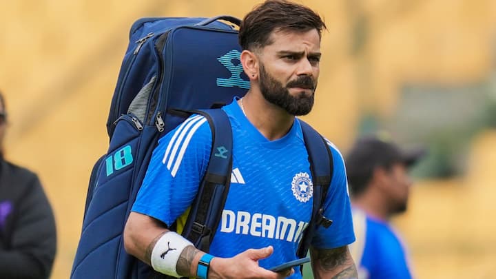 Virat Kohli: विराट कोहली भारत ही नहीं बल्कि दुनिया के अमीर क्रिकेटर्स में शुमार होते हैं. लेकिन टीम इंडिया के एक पूर्व दिग्गज खिलाड़ी ने कोहली को अमीरी के मामले में पछाड़ दिया.