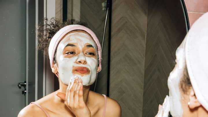 Skin Care Tips: পুজোর মধ্যে রোদে ঘুরে ত্বকে ট্যান পড়েছে মারাত্মক ভাবে? তাহলে অতি অবশ্যই সাধারণ কয়েকটি জিনিস দিয়ে বাড়িতেই তৈরি করে নিন ফেসপ্যাক। এইসব প্যাক গলায়, হাতে-পায়েও ব্যবহার করলে উপকার পাবেন।