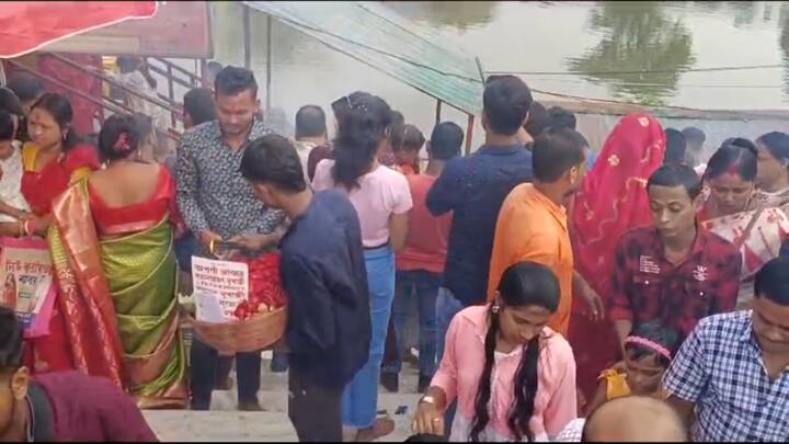 ভোরের আলো ফুটতেই ধীরে ধীরে মন্দির চত্বরে জমতে শুরু করে ভক্তদের। সারা বছরের মধ্যে আজকের দিনেই তারা মাকে এক পলক ছুঁয়ে দেখার সুযোগ পান ভক্তরা। ভক্তরা মাকে স্পর্শ করে পুজো দেন।