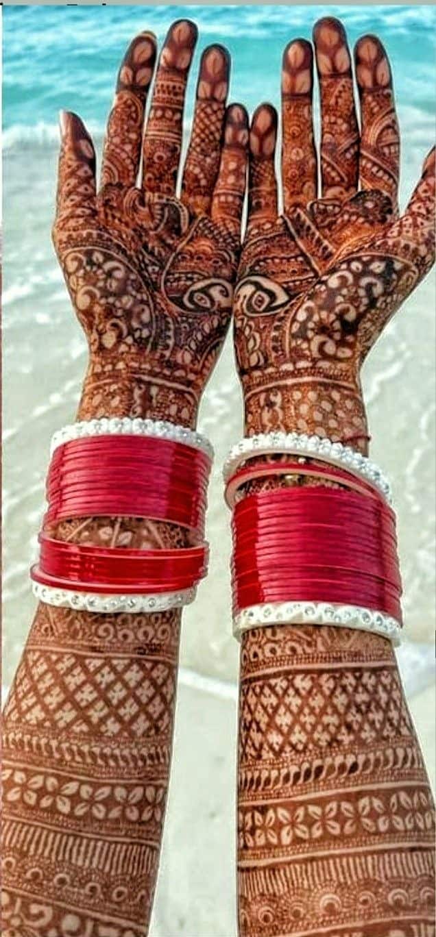 कैटरीना ने अपनी शादी की मेहंदी दिखाते हुए फोटो शेयर की थी. आपका अगर पहला करवाचौथ है तो आप इस तरह की भरी मेहंदी लगवा सकती हैं.