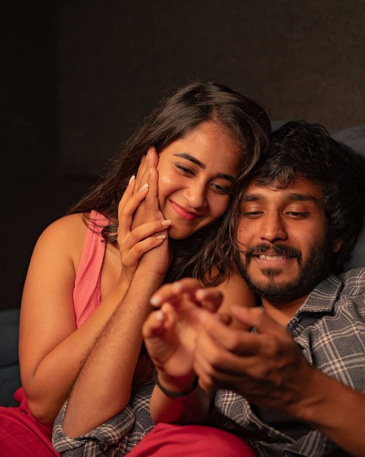 దీప్తి సునయన 'విడిపోతే' అనే కొత్త సాంగ్​తో నెటిజన్ల ముందుకు వచ్చేందుకు సిద్ధమైంది. దానికి సంబంధించిన ట్రైలర్ ఇప్పటికీ పాటపై హైప్​ని పెంచేసింది.(Image Source : Instagram/Deepthi Sunaina)