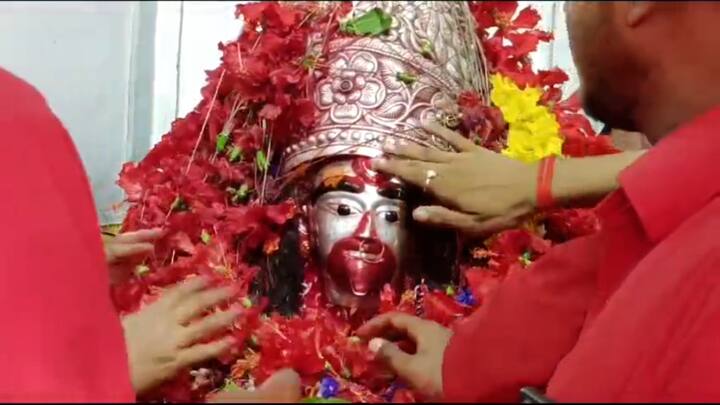 কথিত আছে, তারা মায়ের বোন দেবী মৌলাক্ষী রয়েছেন ঝাড়খণ্ডের মুলুটিতে। সেখানে মায়ের মন্দির পশ্চিমমুখী।