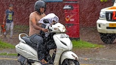 Weather Update: লক্ষ্মী পুজোর সকালেই বৃষ্টি শুরু কলকাতায়, আশঙ্কা বাড়াচ্ছে নিম্নচাপ, কেমন থাকবে আবহাওয়া ?