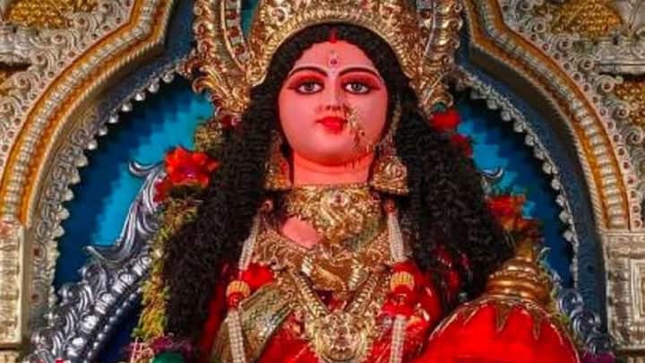 রীতি অনুযায়ী, পুজো শেষে সারারাত পাশা খেলতে হয়৷  মেঝেতে মূর্তি স্থাপন করবেন না। পরিষ্কার কাপড় পাতুন  টেবিল বা বেদি বা চৌকির উপর। পারলে লাল কাপড় বিছিয়ে দেবীকে স্থাপন করুন।