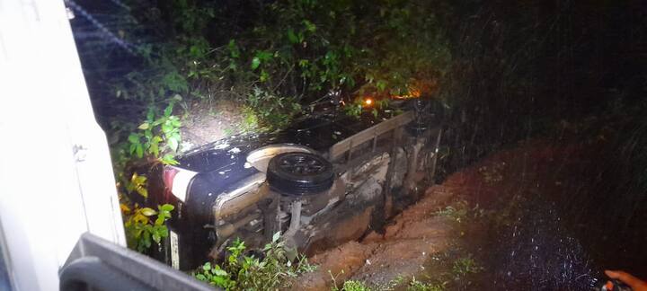 आंबेनळी घाटातून महाबळेश्वरकडे जाणारी कार अचानक दरीत कोसळली.