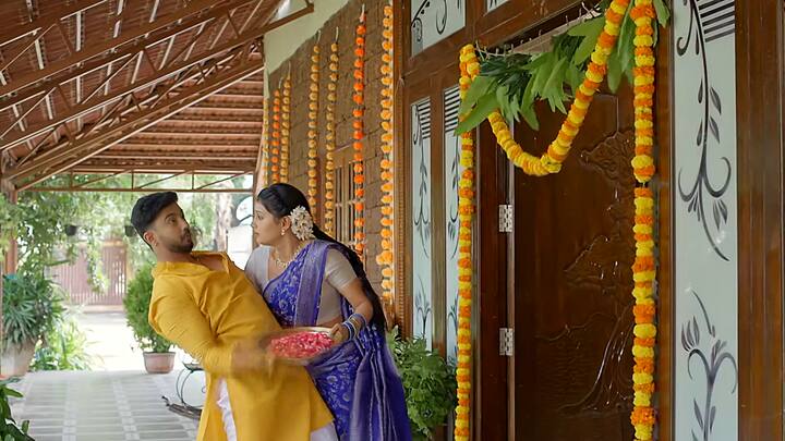 మరోవైపు గుమ్మానికి పూలు కడుతూ పడిపోయినట్టు క్రిష్ యాక్ట్ చేస్తే సత్య వచ్చి పట్టుకుంటుంది...