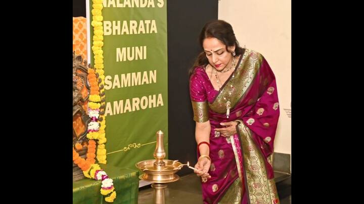 8. Regal Red Silk Saree: Hema Malini wore a rich red silk saree with intricate golden zari work. The saree has a floral pattern on the border and pallu and has been paired with a matching blouse. Her accessories elegance to the entire look. (Image Source: Instagram/@dreamgirlhemamalini)