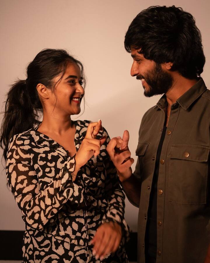 యూత్​ని ఆకట్టుకునే సాంగ్స్ చేయడంలో దీప్తి బాగానే గ్రిప్ సంపాదించుకుంది. సోషల్ మీడియా ఇన్​ఫ్లూయెన్సర్​గా ఉన్నా.. తన లుక్స్​, వర్క్​తో అభిమానుల్లో ఫాలోయింగ్ సంపాదించుకుంది. (Image Source : Instagram/Deepthi Sunaina)