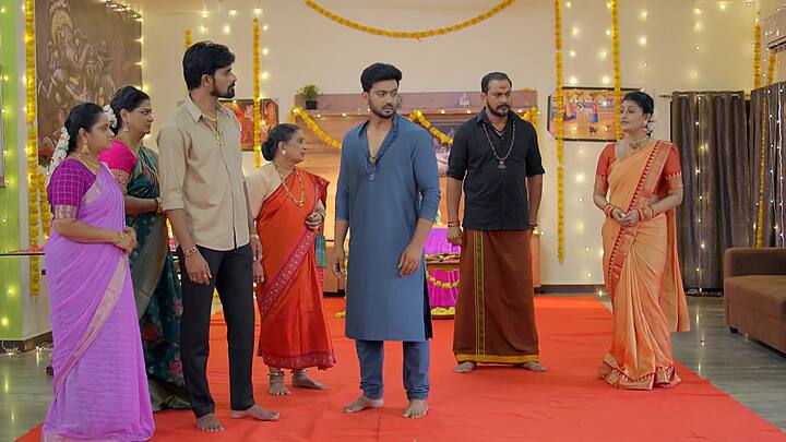 ఇంట్లో ఆయుధాలన్నీ మహదేవయ్యతోనే పోలీసులకు ఇప్పించేస్తుంది సత్య. భైరవి క్లాస్ వేస్తుంది..క్రిష్ మాత్రం సత్యని సపోర్ట్ చేస్తాడు. సత్య చేసింది కరెక్ట్..బాపూ పేరు మారుమోగిపోతుంది..ఇక MLA గా గెలుపు తథ్యం అంటాడు క్రిష్