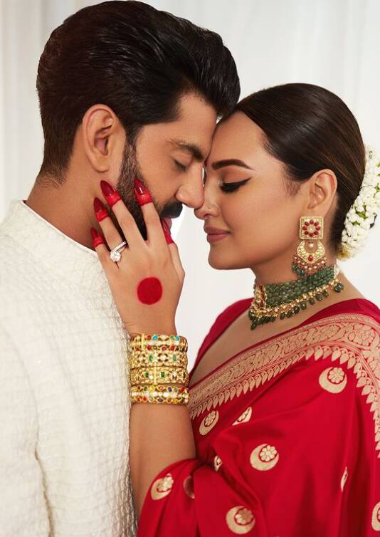 शत्रुघ्न सिन्हा की लाडली बिटिया रानी और एक्ट्रेस सोनाक्षी सिन्हा ने भी इस साल अपने लॉन्ग टाइम बॉयफ्रेंड जहीर इकबाल संग शादी की थी. इस जोड़ी ने 23 जून को क्लोज फ्रेंड्स और फैमिली की मौजूदगी में रजिस्टर्ड मैरिज की थी और उसी दिन ग्रैंड रिस्पेशन पार्टी भी होस्ट की थी. ऐसे में सोनाक्षी सिन्हा भी अपने पति जहीर इकबाल के लिए पहला करवा चौथ का व्रत रखेंगीं.