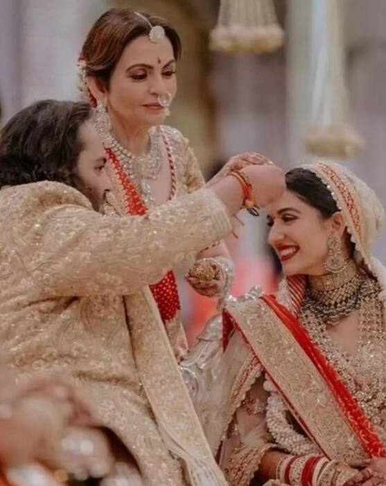 मुकेश अंबानी और नीता अंबानी की छोटी बहू यानी राधिका मर्चेंट भी इस साल अपने पिया अनंत की लंबी उम्र के लिए पहला करवा चौथ का व्रत रखेंगी. इस जोड़ी ने इस साल 12 दुलाई को रॉयल वेडिंग की थी जिसमें देश और दुनिया के हर जगत के दिग्गज पहुंचे थे.