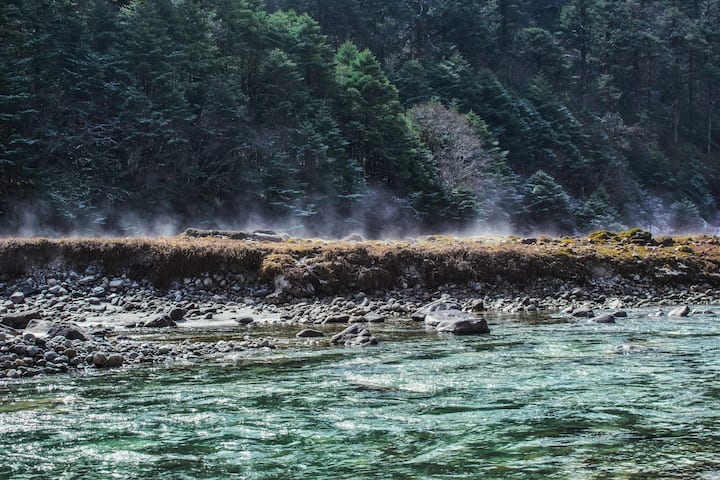 हालांकि आज के समय में इनमें से कुछ नदियां हिमालय से ही निकलती हैं लेकिन इनका उद्गम हिमालय के निर्माण से भी पुराना माना जाता है.