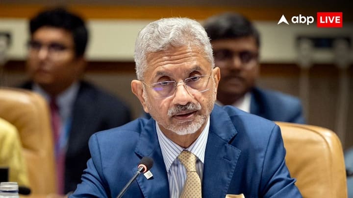 Jaishankar In Pakistan: विदेश मंत्री एस जयशंकर एससीओ बैठक में हिस्सा लेने के लिए पाकिस्तान पहुंचे और उन्होंने बैठक में सीपीईसी प्रोजेक्ट को लेकर चीन से लेकर पाकिस्तान को घेरा.