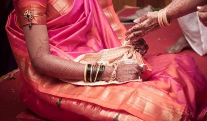 शरद पौर्णिमेच्या दिवशी सवाशिनी महिला घरी आल्यास तिला रिकाम्या हाताने परत जाऊ देऊ नये, शक्य झाल्यास तिची ओटी भरावी. यामुळे घरात सुख-समृद्धी खेळती राहते.