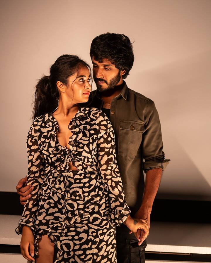 ఈ కొత్తసాంగ్​లో Vijay Vikranthతో రోమాన్స్ చేస్తోంది దీప్తి సునయన. ఫోటోల్లో వారి కెమిస్ట్రీ చాలా బాగుందంటూ ఆమె అభిమానులు కామెంట్లు చేస్తున్నారు. (Image Source : Instagram/Deepthi Sunaina)