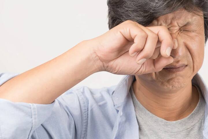 पुरुषांचा डावा डोळा फडफडणं अशुभ समजलं जातं. डावा डोळा फडफडल्यास अशुभ घटना घडतील, असं मानतात. यामुळे वाद, कामात अडथळे, कुटुंबात कलह, अतिरिक्त खर्च होण्याची शक्यता असते.