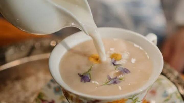 সকালে চা পান করলে শরীরের কর্টিসল তৈরির ক্ষমতাতে বাধা তৈরি করতে পারে, যার ফে ক্লান্তি এবং অলসতার অনুভূতি হতে পারে।