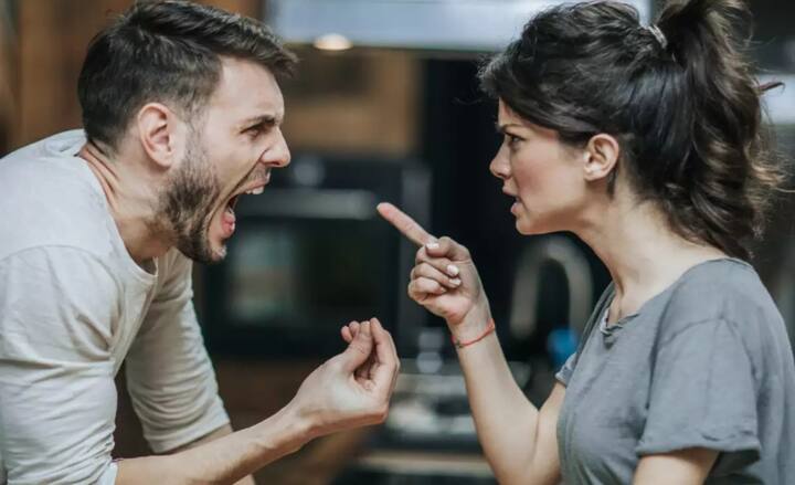 कोजागिरीच्या दिवशी घरात वादविवाद टाळावे, ही गोष्टी लक्ष्मीला आवडत नाही, यामुळे घरात पैसा टिकत नाही.