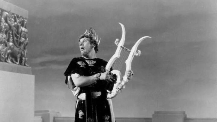 ইতিহাস ঘাঁটলে জানা যায়, ৬৪ খ্রিস্টাব্দে আন্তিয়ামে (অধুনা ইতালির আঞ্জিও) ছুটি কাটাচ্ছিলেন নিরো। সেখানেই রোমে আগুন লেগেছে বলে জানতে পারেন। সেই বিধ্বংসী আগুনে রোমের ১৪টি জেলার মধ্যে ১০টি পুড়ে ছাই হয়ে যায়। প্রায় ১০ লক্ষ মানুষ সর্বস্ব হারিয়ে রাস্তায় এসে দাঁড়ান।